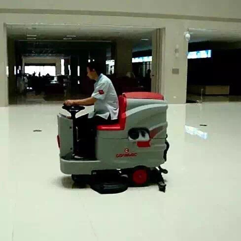 COMAC進(jìn)口駕駛式洗地車Innova85B簡單快速清洗地面